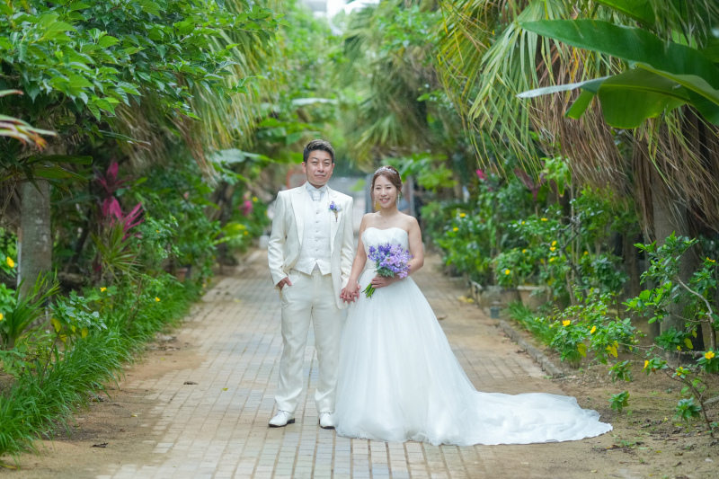 二人で手を繋いで、仲良しカメラ目線