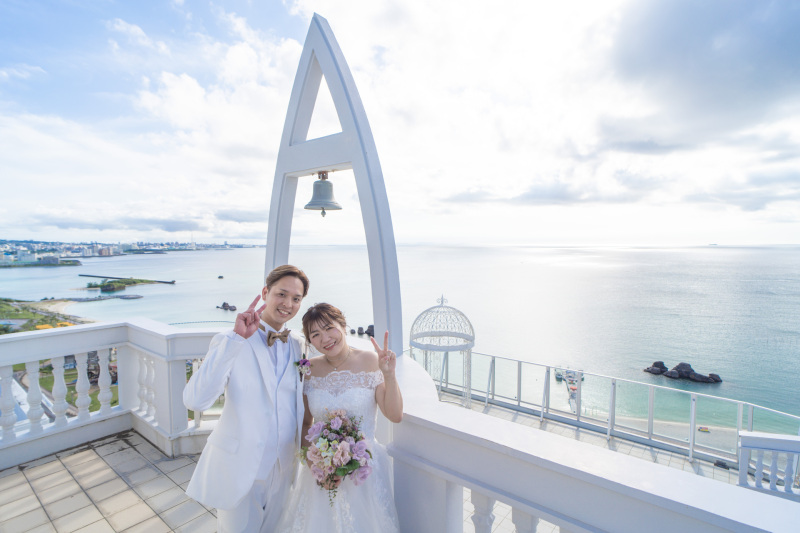 海をバックに自然な笑顔に