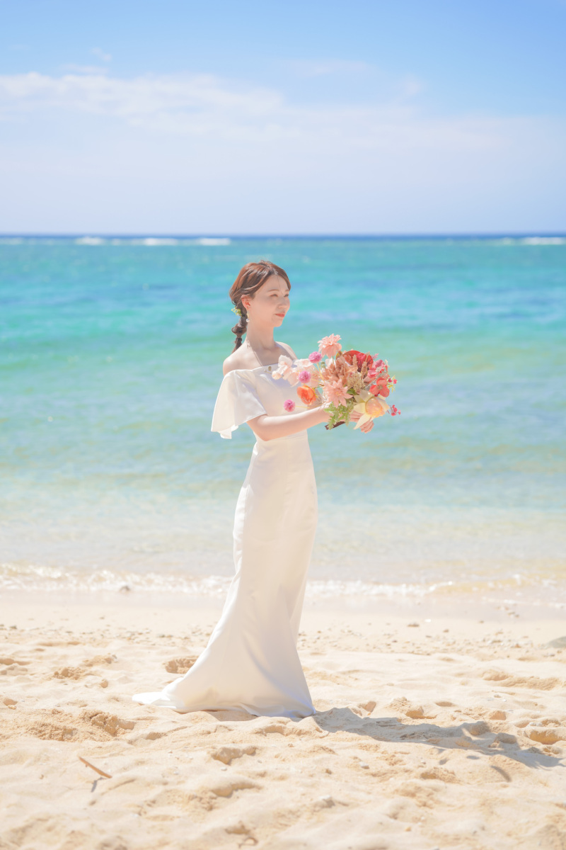 ブーケを抱えた新婦様ソロカット