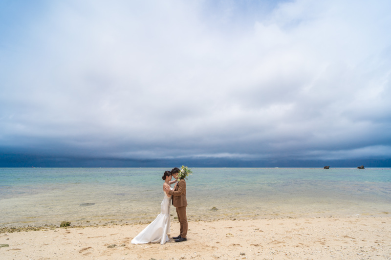 パノラマビューの海をバックに
