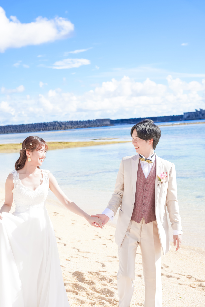 砂辺を笑顔で歩く二人