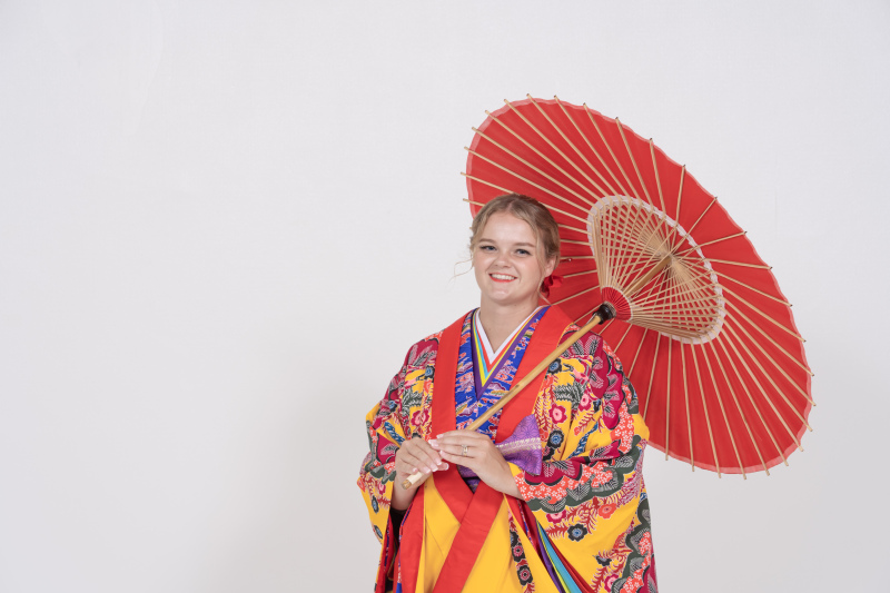 傘をさしながら笑顔の新婦ソロ