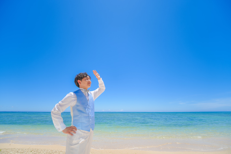 海を見つめる新郎様