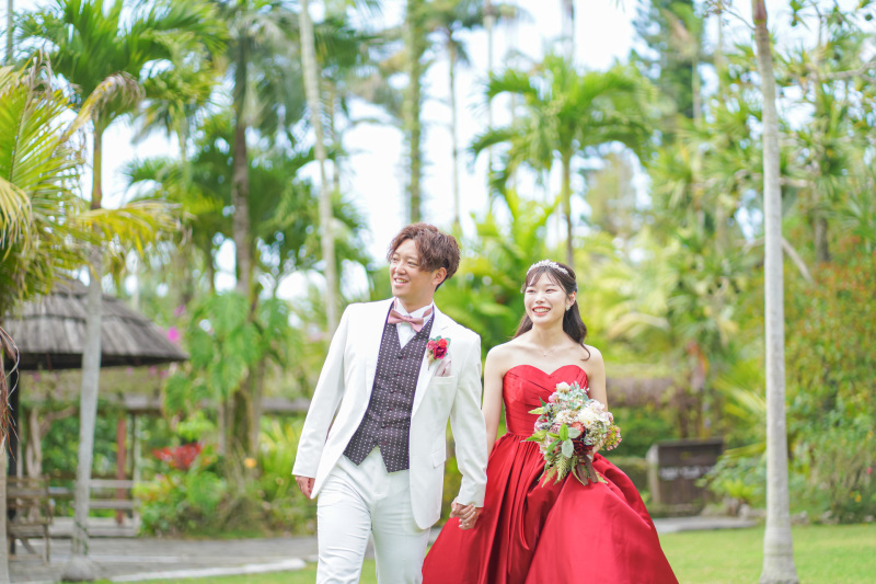 緑に映える赤ドレス