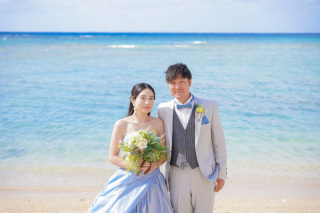 晴天の天然ビーチで叶える、笑顔あふれるリゾートフォトウェディング