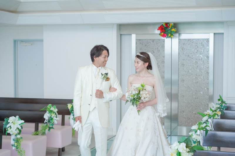 笑顔でチャペル入場