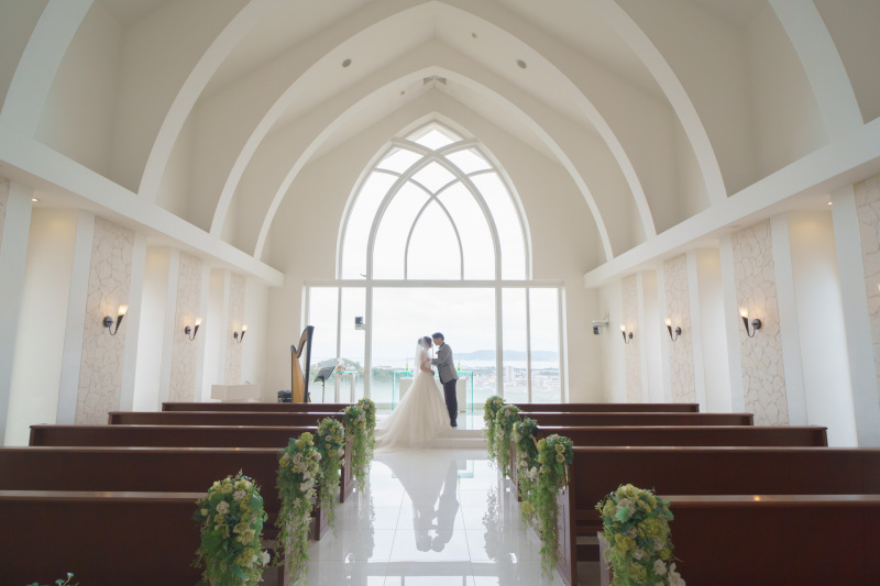 丘の上のチャペルとサンセットビーチで叶える、沖縄フォトウェディング