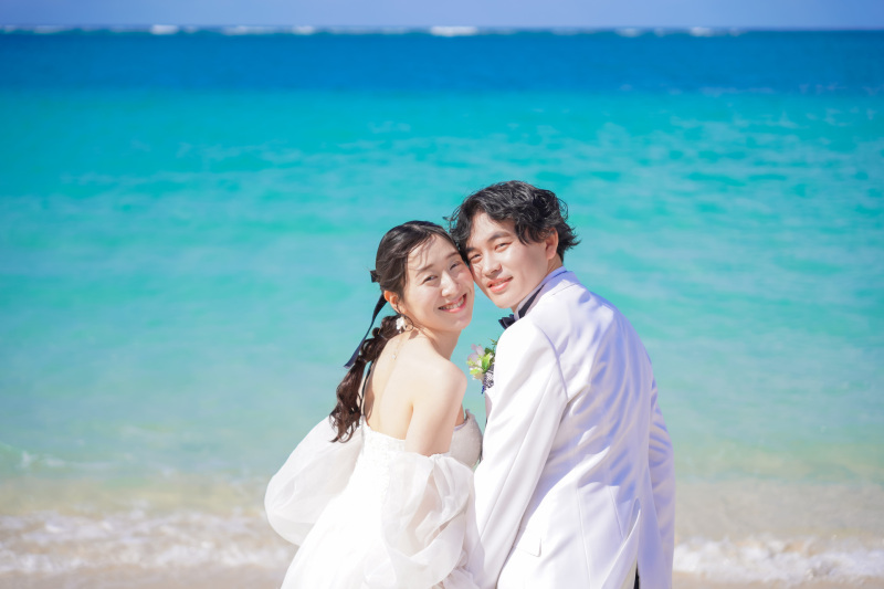 振り返り笑顔がまぶしい一枚