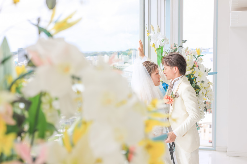 お花越しに映るおふたり