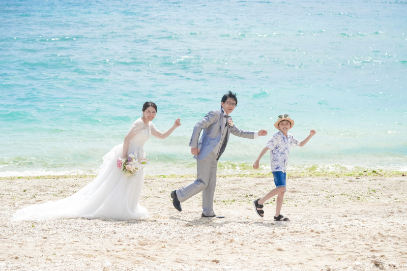 家族で並んで追いかけっこ風