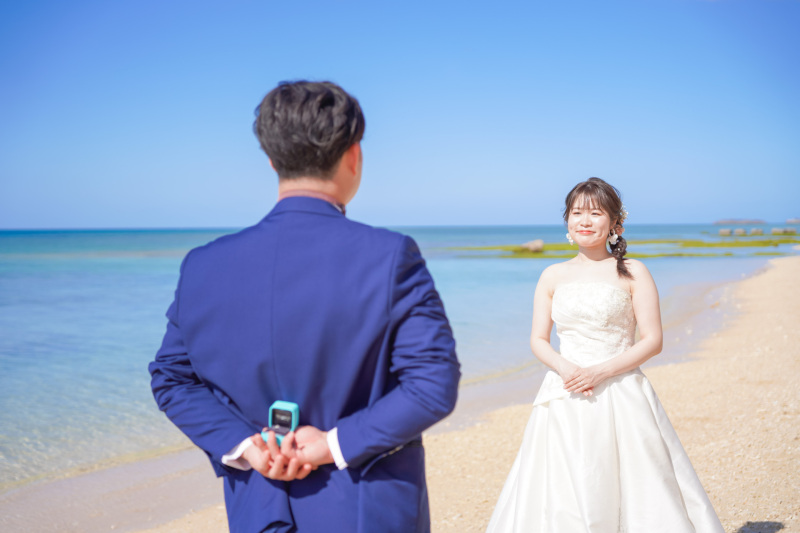 背中に指輪を隠したサプライズプロポーズ