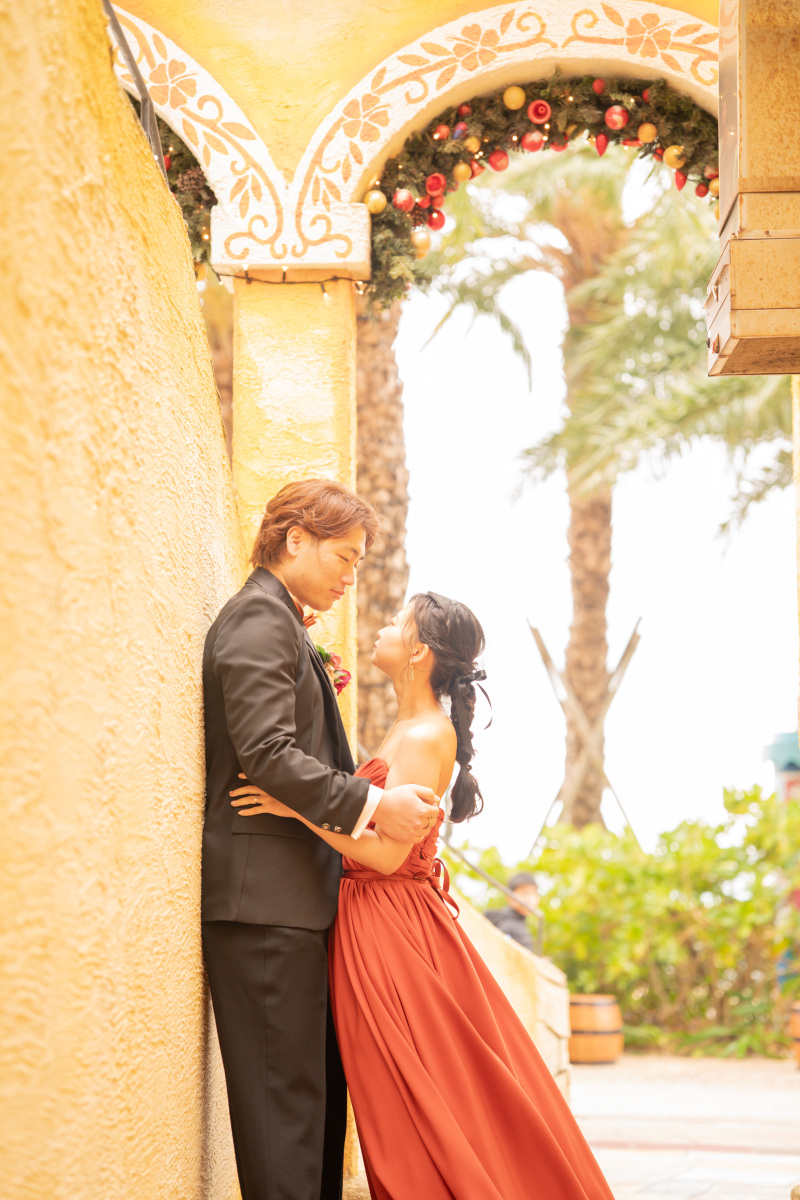 壁にもたれて、視線を交わして