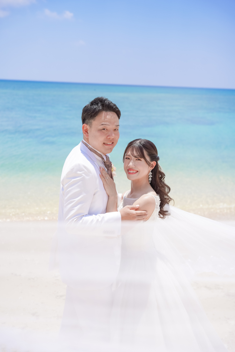 風に揺れるベールと、ふたりのまっすぐな視線