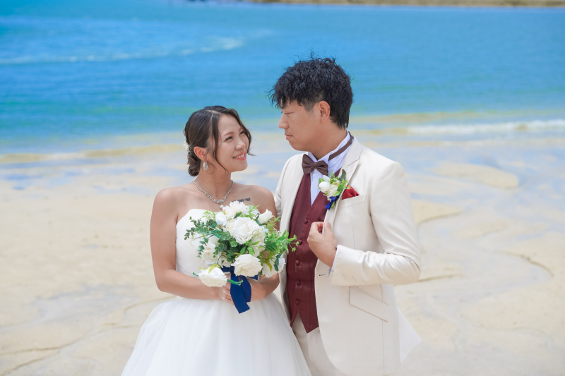 ビーチで見つめ合うふたり