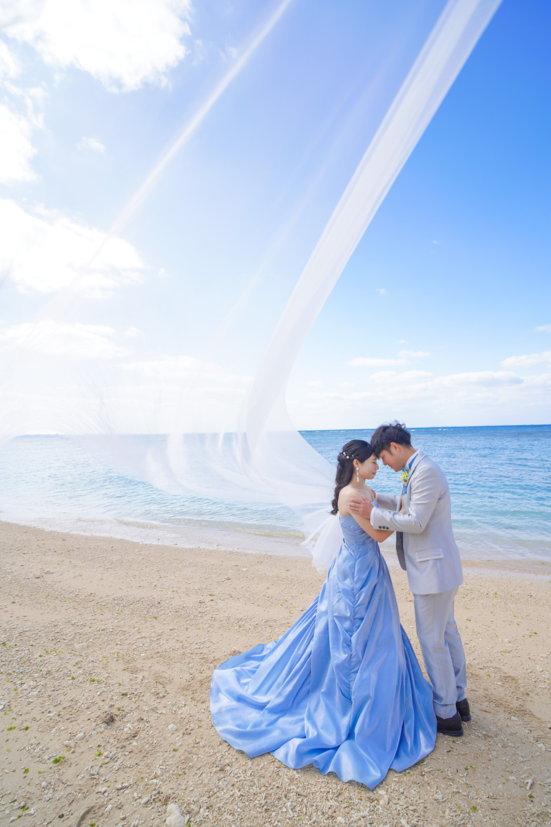 日差しが差し込む全身ショット