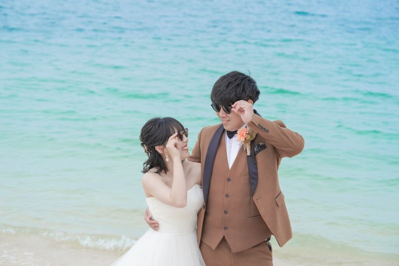 見つめ合いショットもサングラス越しに