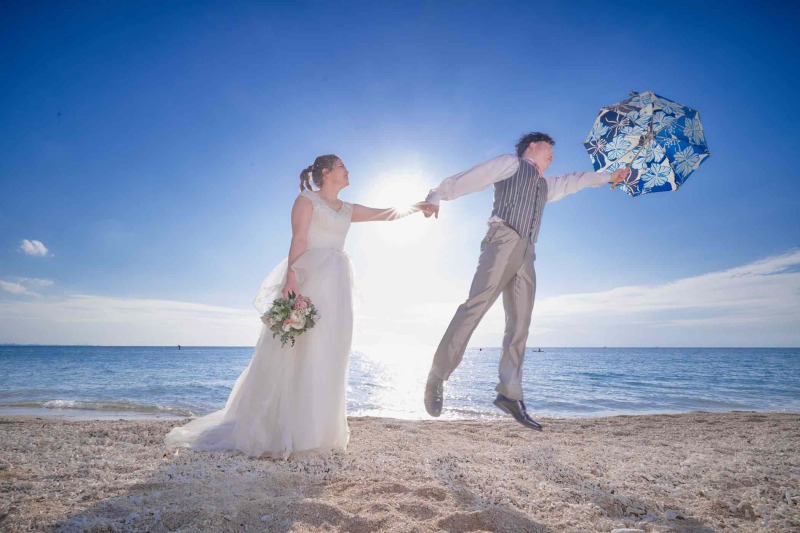 ビーチでの小物を使っての撮影