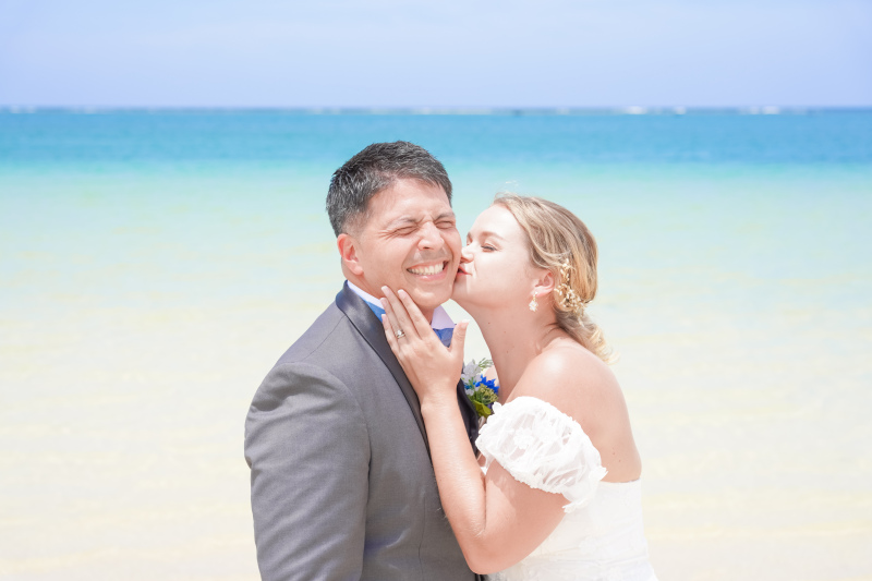 新郎のほっぺにキス