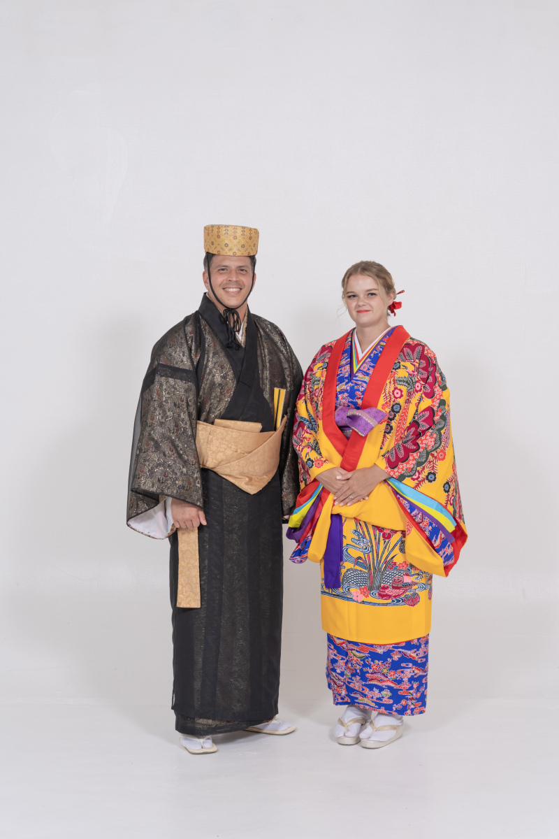 琉装に着替えて笑顔のふたり