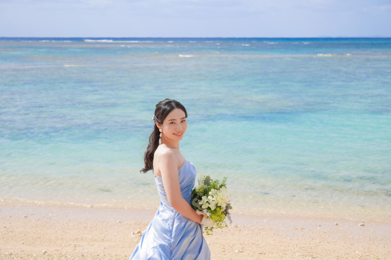 黒髪が際立つ、凛とした美しさの花嫁ソロショット