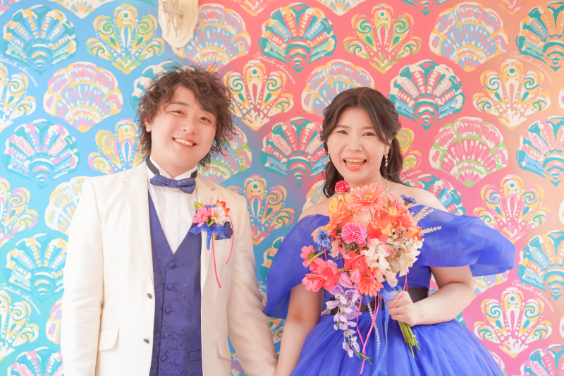笑顔咲くカラフル壁×ブーケショット