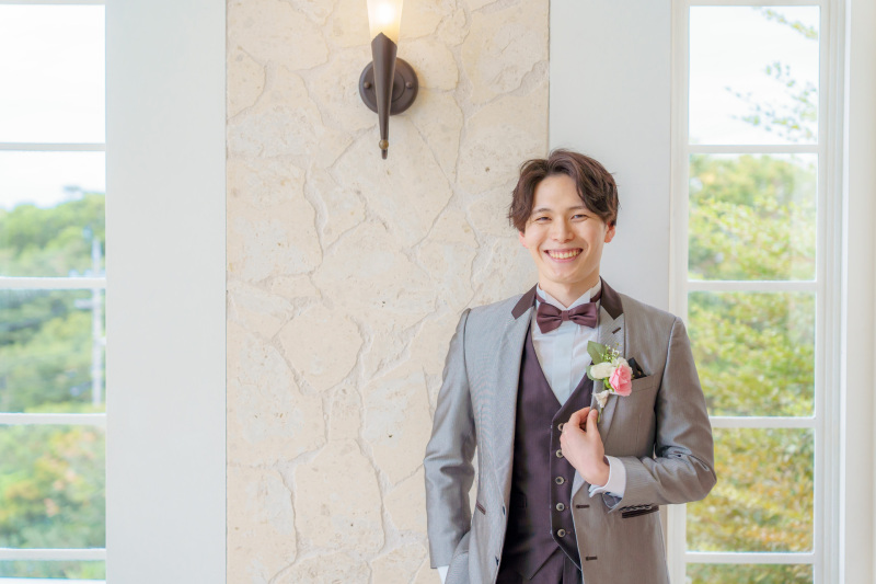 青空に映える爽やかな新郎様の笑顔