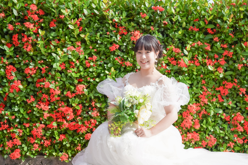 花に囲まれて…新婦さんのやわらかな微笑み