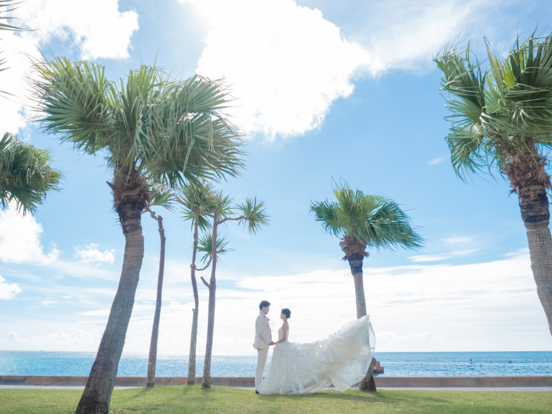 ドレスがふわり、ヤシの木と沖縄の風を感じて