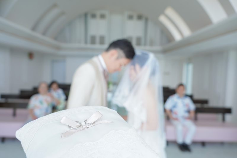 見守られながらの指輪交換