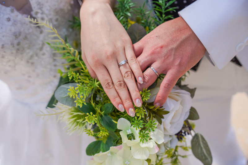 光に包まれる指輪