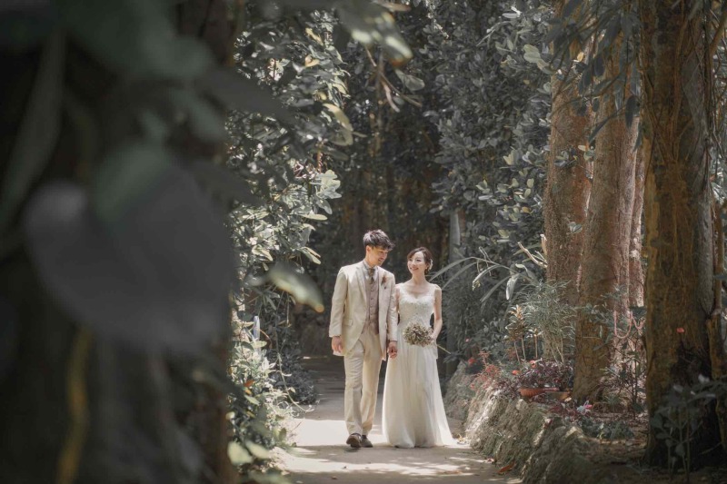 スレンダーラインのドレスが沖縄の自然にマッチします