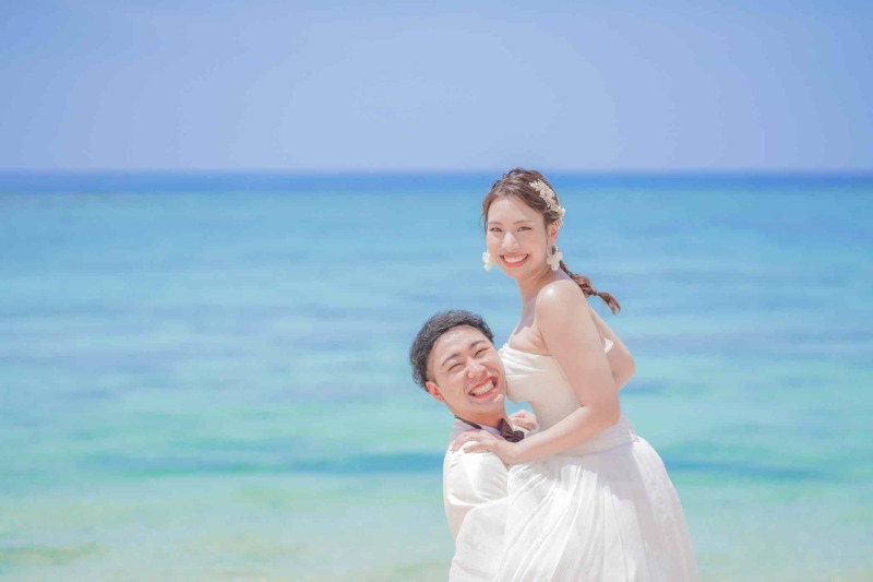 ブルーの海をバックにご希望のカットを残します