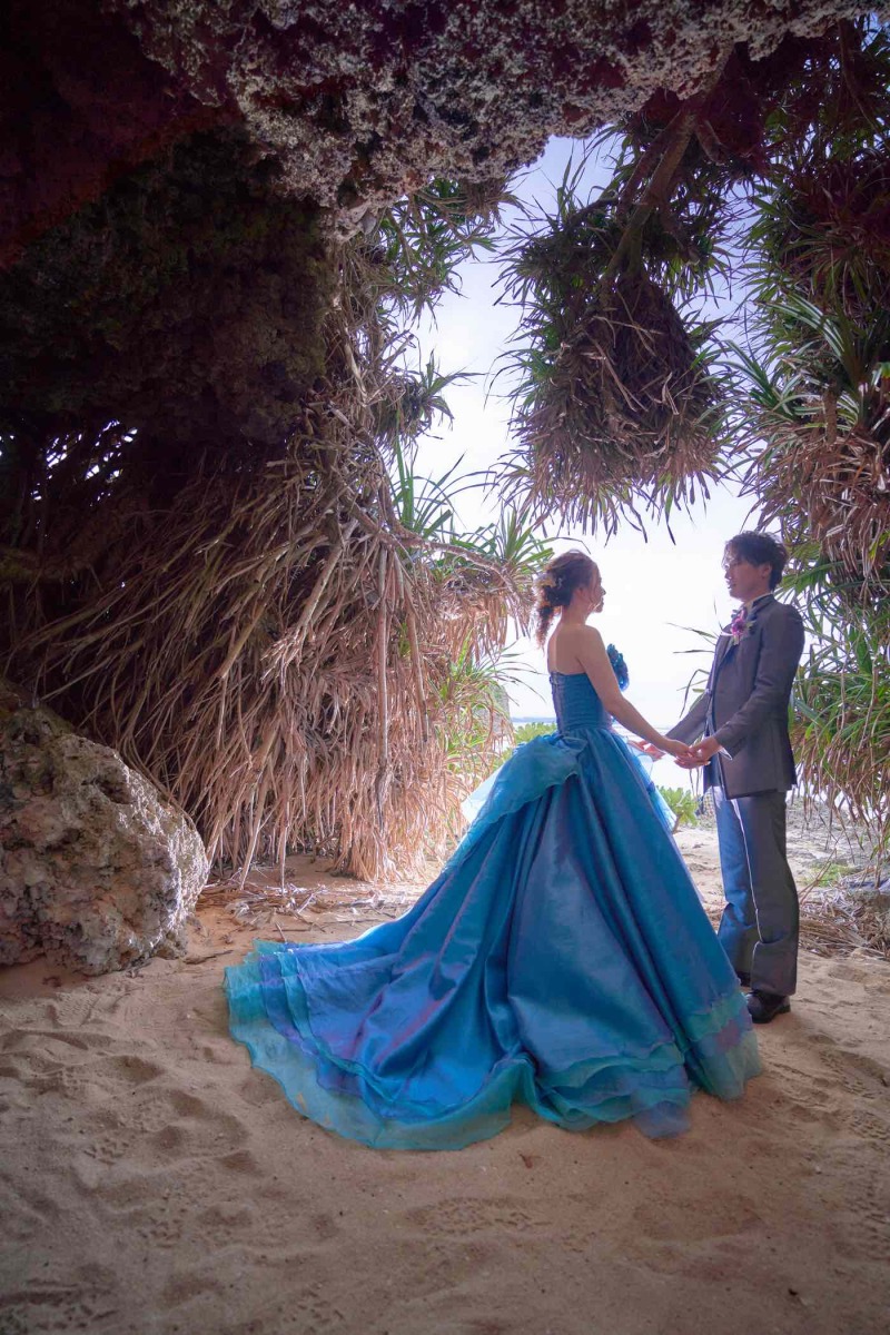 自然のスケール感を活かすため、シルエットが美しく映えるラインを意識してコーディネートしました。風になびく動きまで計算した一着です。