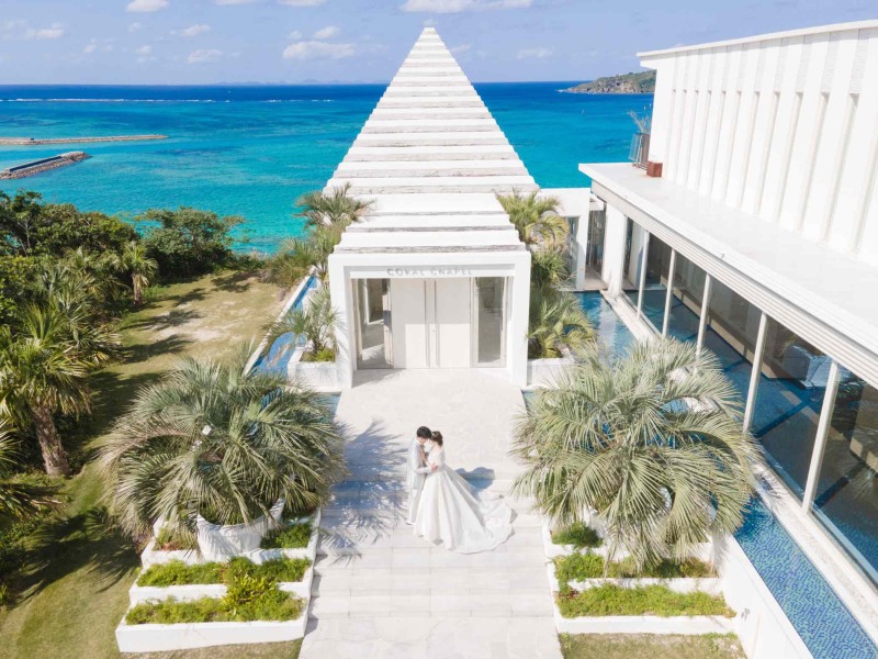 【ドレス2着/ホワイトチャペル】★沖縄北部のホワイトチャペル&ビーチ/ドレス2着プラン★もちろんドローン撮影も付いてる♪