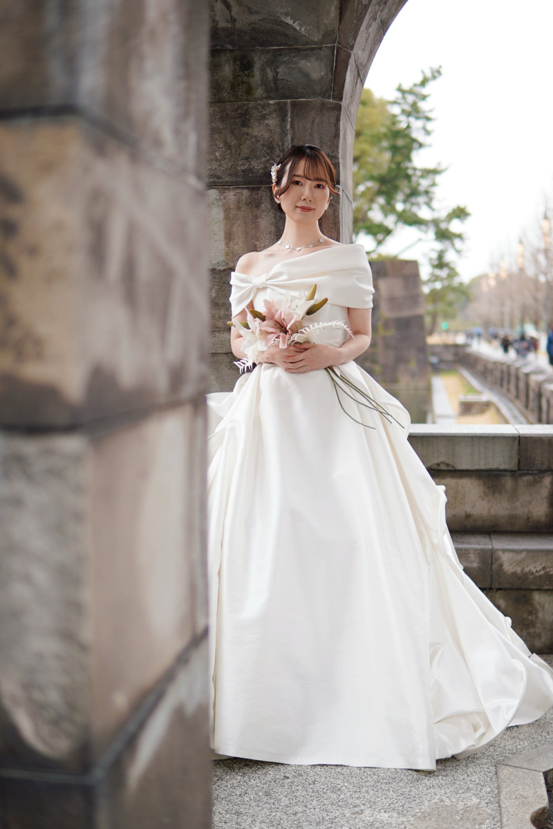 どの角度からも上品なシルクドレス