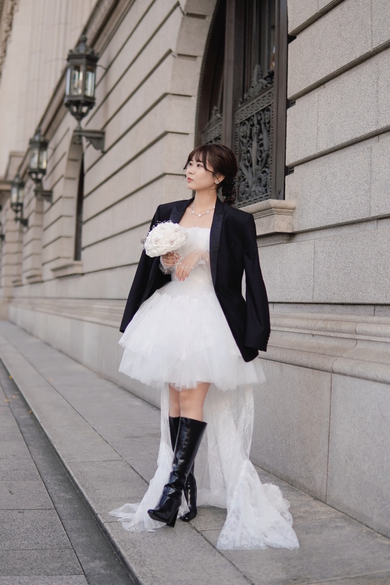 新郎様のタキシードジャケットを羽織って