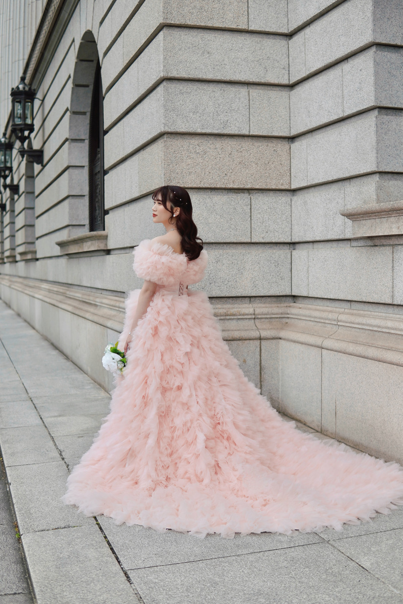 やさしいピンクの色合いのドレス