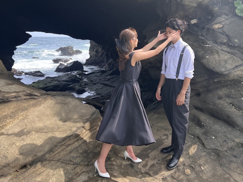 衣装はブラックドレスで