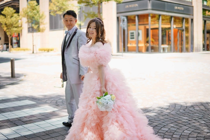 ドレスのオフショルダー部分の取り外しが可能です