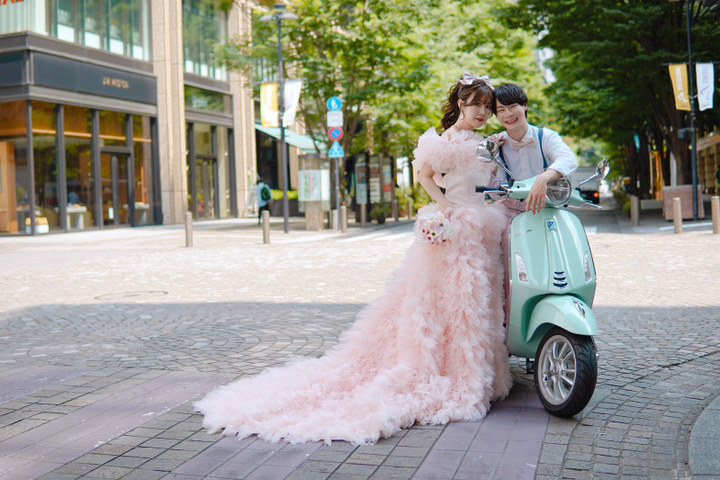 パステルカラーのベスパとドレス