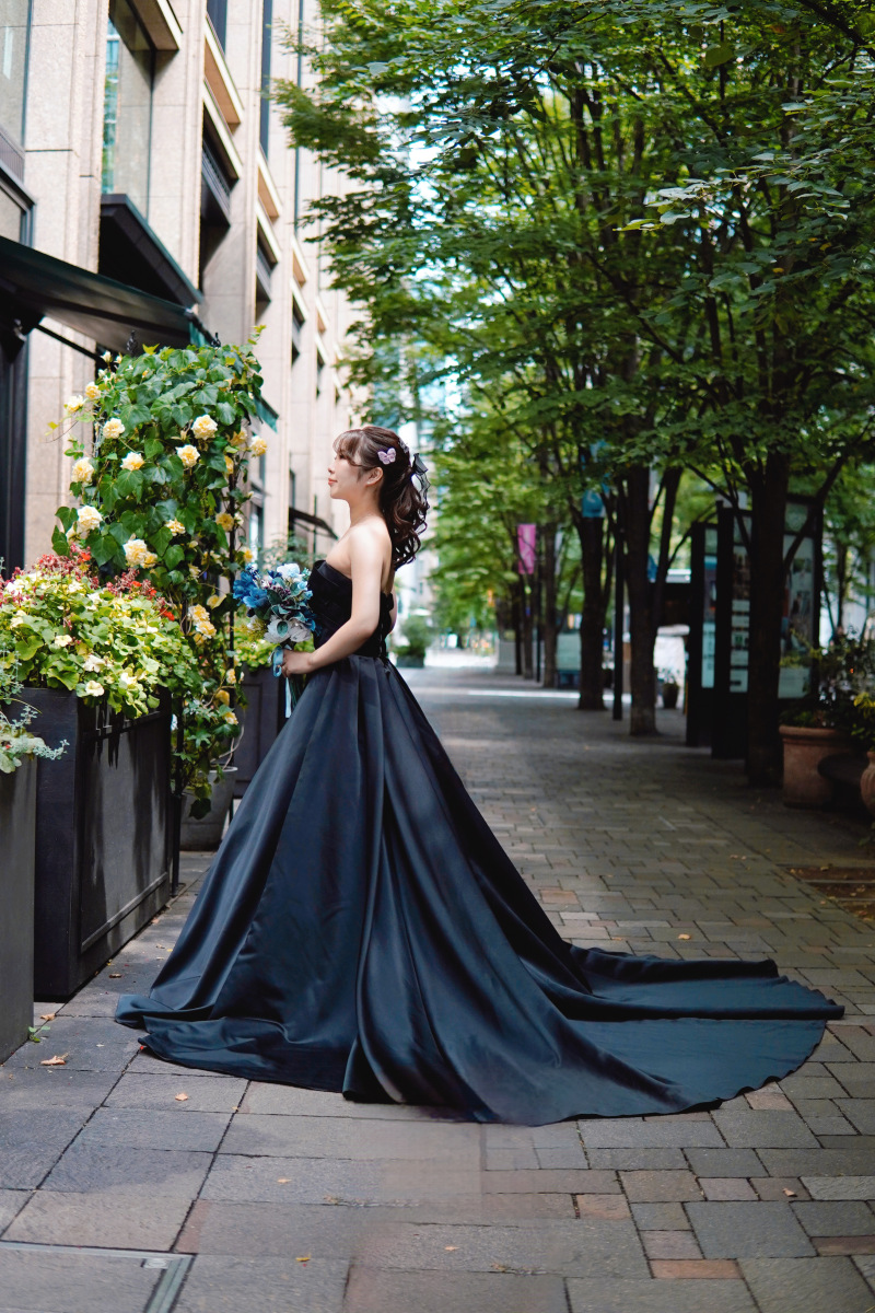 ブラックドレスをかわいく着こなす