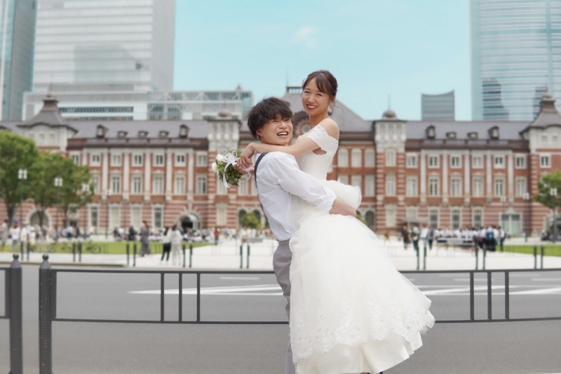 東京駅舎前で幸せ全開！