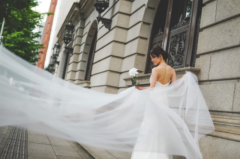 ヴェールを風になびかせて