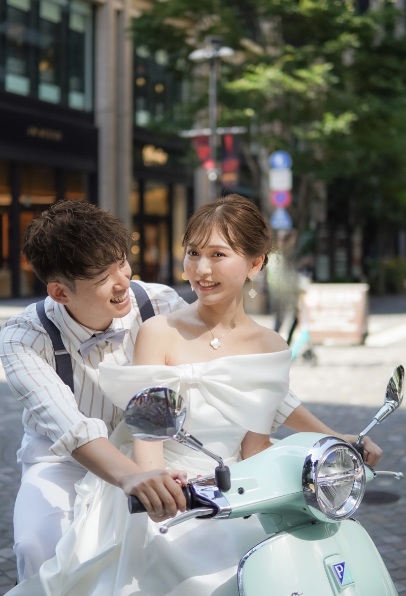 パステルブルーのベスパに乗って