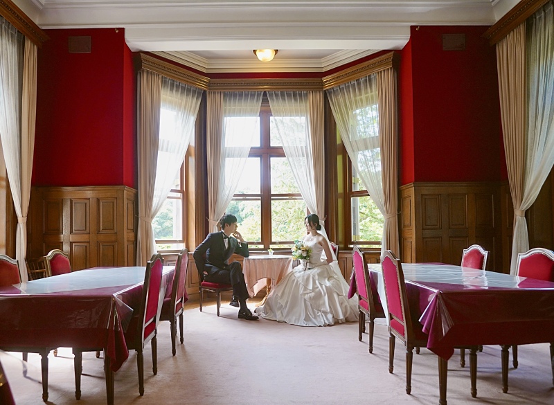 赤が映える大食堂