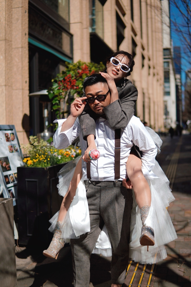 おんぶショットで幸せオーラ全開!