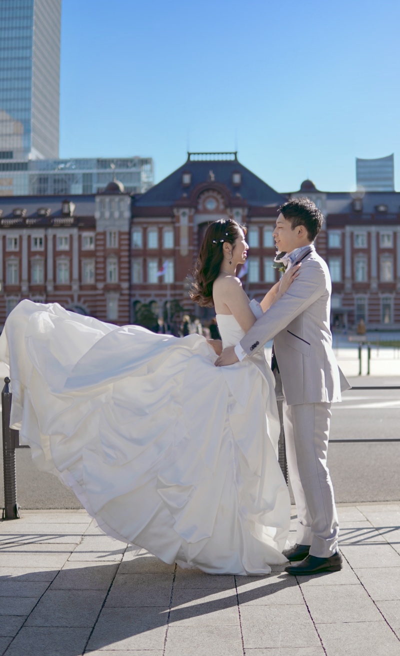 東京駅舎前でドレスをファサ〜ショット！