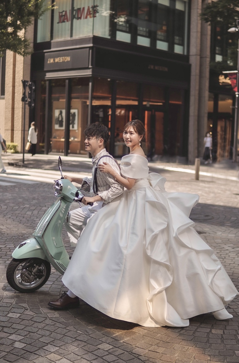 丸の内のおしゃれな街並みの中で