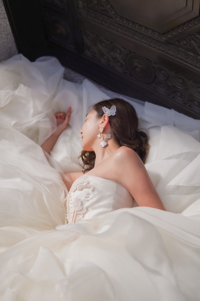 VERAWANGリーゼル/エスメラルダ 有名ブランドドレスを着てソロウェディング レタッチ付きデータ10カット 丸の内1スポット