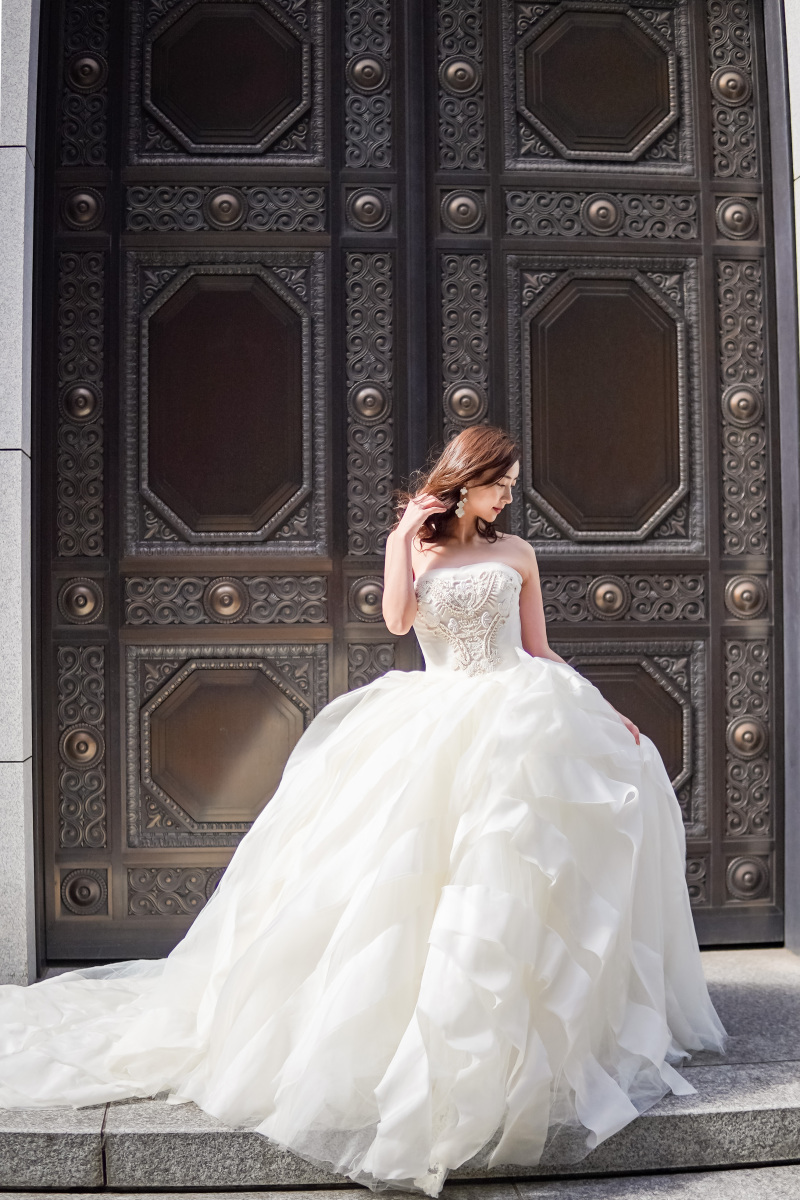 VERAWANGリーゼル/エスメラルダ 有名ブランドドレスを着てソロウェディング レタッチ付きデータ10カット 丸の内1スポット